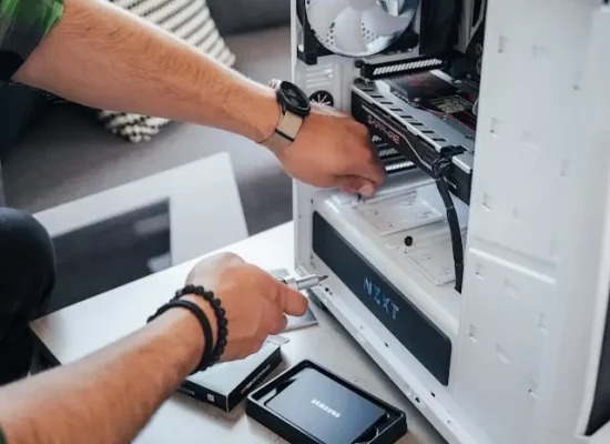 ardware Service Oldenburg – Techniker richtet neuen PC ein